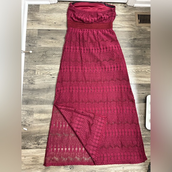 Elegant Burgundy Lace Dress - Picture 2 of 2